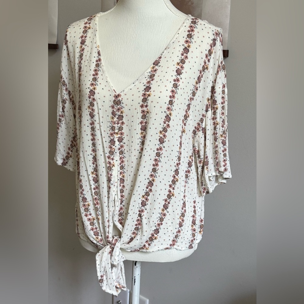 Size Large  thread & clover Floral Tie-Front Women’s Top